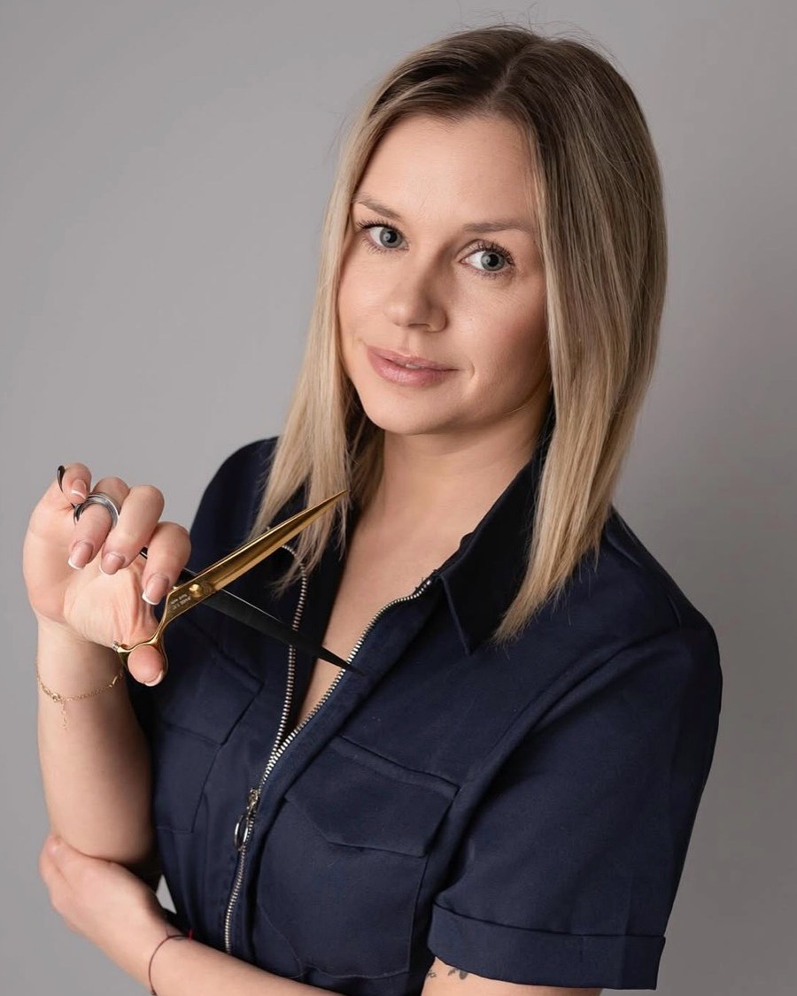 Patrycja fra AuroraPaw med groomingsaks